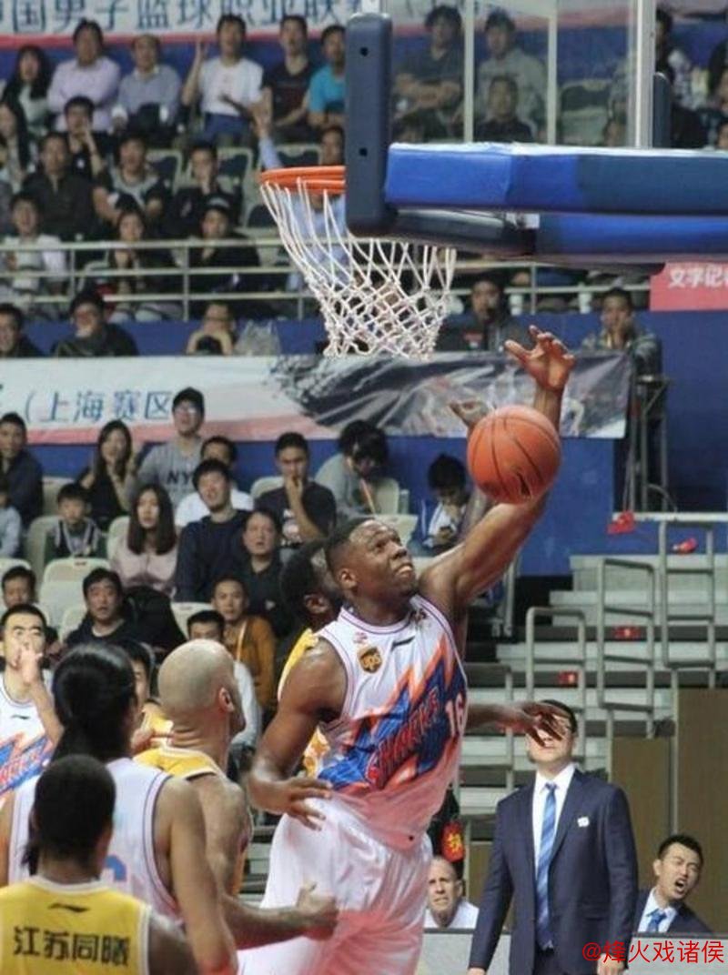 上海男篮裁掉外援，非技术问题，管理层私下透露其直播比训练投入，职业态度成关键