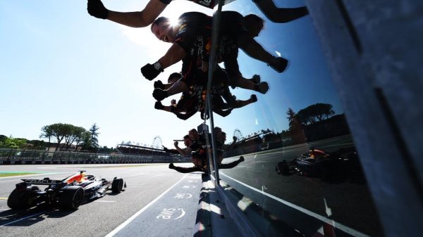 问鼎娱乐下载 2025F1伊莫拉站：维斯塔潘夺冠 诺里斯亚军