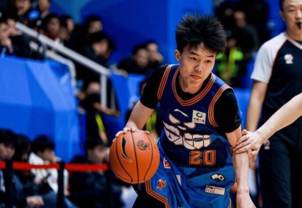 问鼎娱乐下载 新疆队42分大胜四川，吴冠希重回巅峰状态，季后赛前景可期