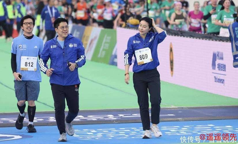 香港名流跑马拉松，霍启刚陪郭晶晶跑两公里，78岁兰桂坊老板参赛