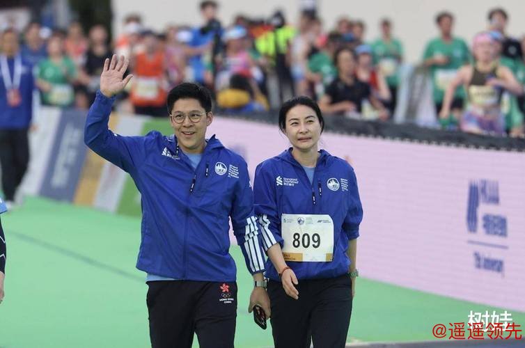 香港名流跑马拉松，霍启刚陪郭晶晶跑两公里，78岁兰桂坊老板参赛